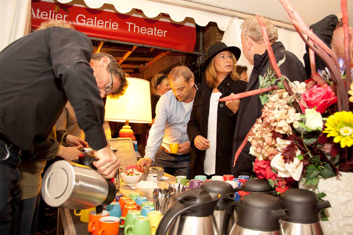 Kunstenaar Ron Beumer schenkt als vrijwilliger van Atelier Winterdijk 30b koffie en thee voor de vele gasten van Uitgeverij Baard & Kale, de leukste uitgever in De Langstraat