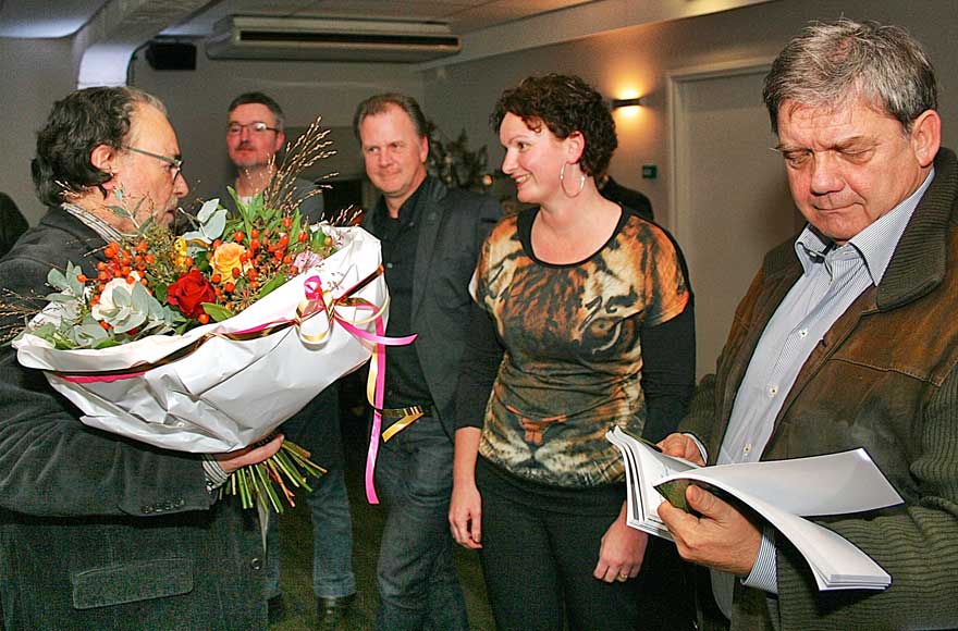 Bloemen en bedankjes voor de fotografen, vormgeefster en sponsor die Iemand moet het doen mogelijk maakten