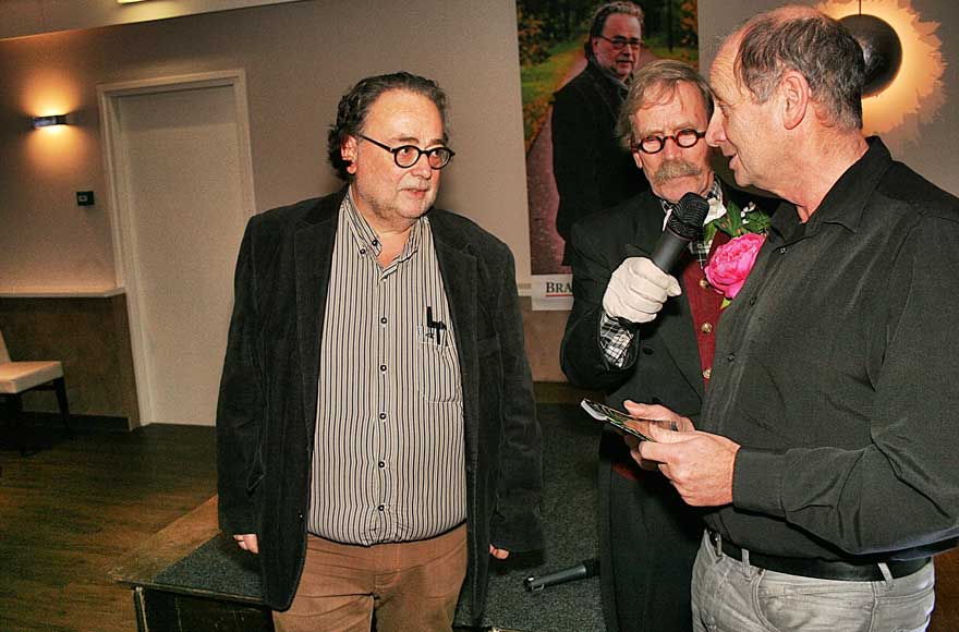 Het eerste exemplaar van Iemand moet het doen ging naar Hans Brekelmans, toen nog geen wethouder, maar grote man achter de schermen van Kersthuis Waalwijk