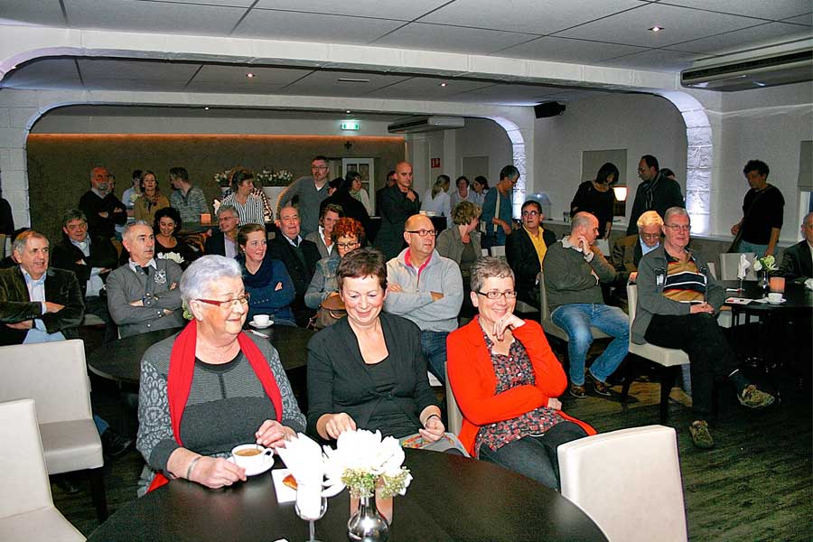 Met familie van de auteur op de eerste rij