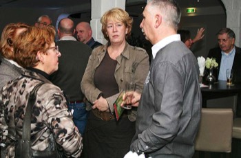 Geanimeerde gesprekken na afloop van de presentatie tussen Waalwijkse prominenten