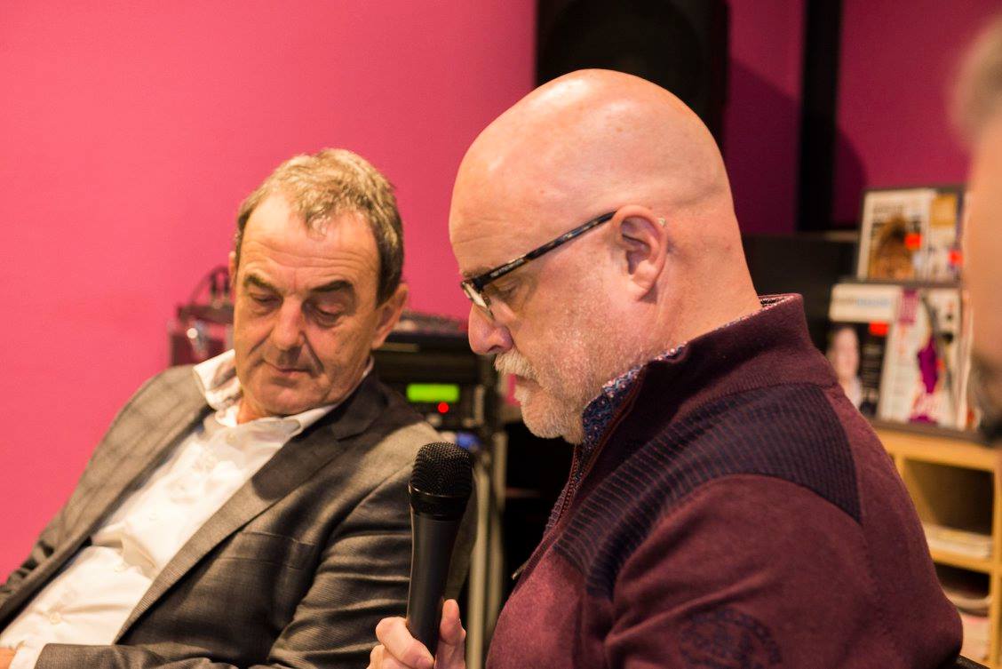 Burgemeester Nol Kleijngeld hoort een passage aan uit een column van Sjaak die over hem ging